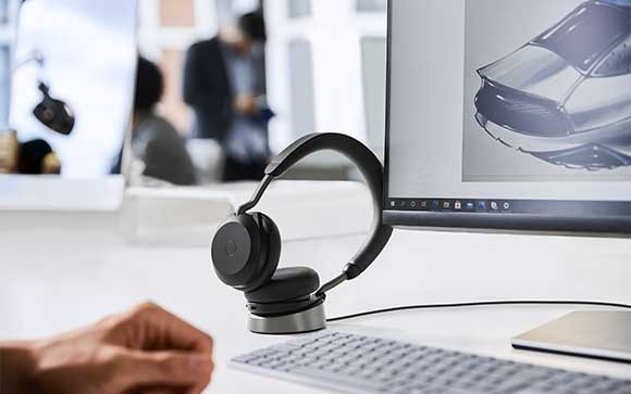 Jabra Evolve2 75 op een oplader