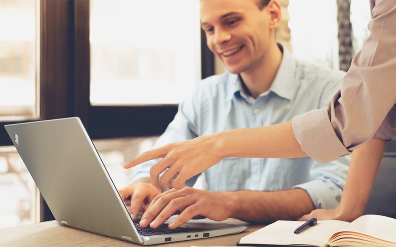 Een man werlt op een Lenovo laptop
