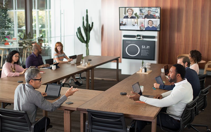 Mensen vergaderen met videosamenwerkingsoplossingen van Logitech