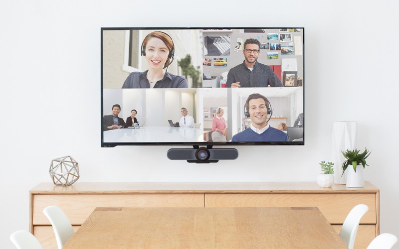 Logitech MeetUp bevestigd aan een beeldscherm