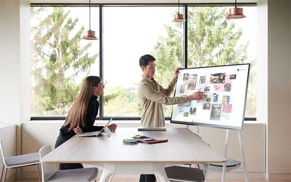 Surface Hub 2S wordt gebruikt tijdens een vergadering