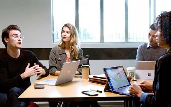 Mensen vergaderen met Microsoft devices