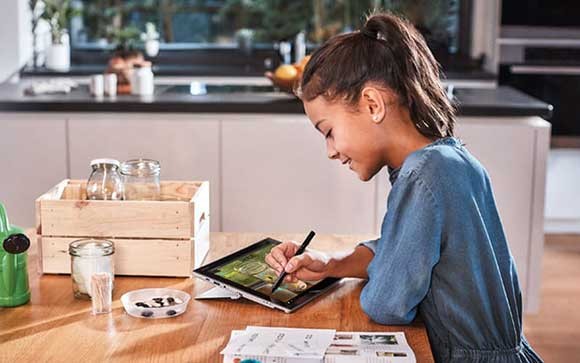 Een jong meisje werkt op een Microsoft Go