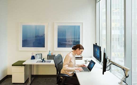 Een jonge vrouw installeert Windows 10 Device Management