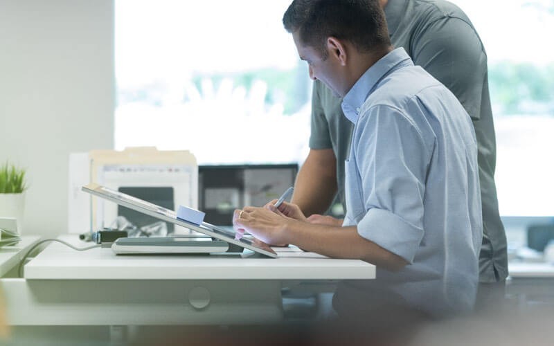 Een ontwerper werk op een Surface Studio