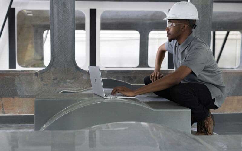 Een engineer werkt op locatie met een Mcrosoft Surface