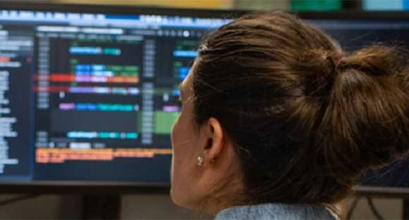 Een vrouw werkt met Microsoft Sentinel