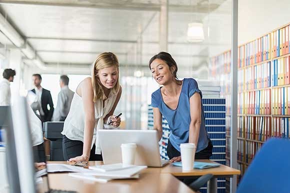 Vrouwlijke marketeers aan het werk met Microsoft Dynamics 365