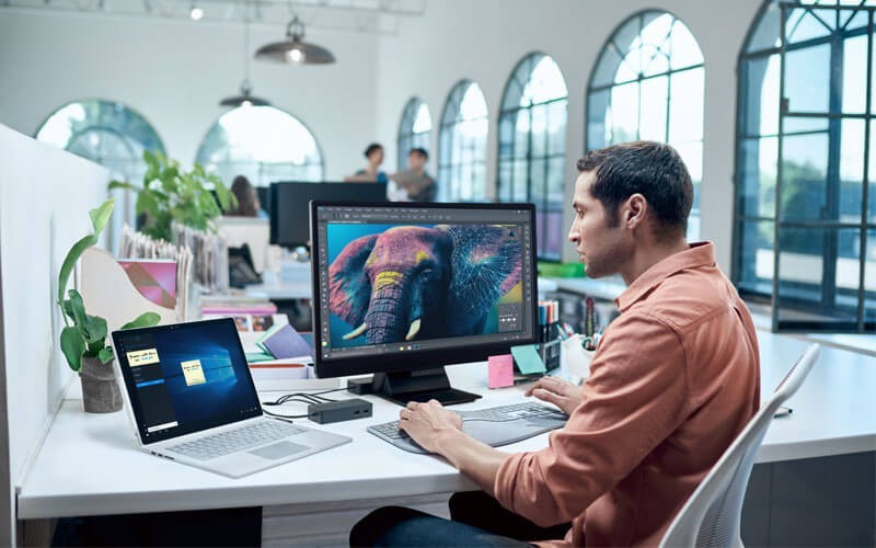 Een Microsoft designer werkt in een modern kantoor