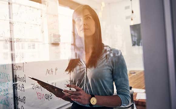 Een vrouw analyseert SQL Server gegevens