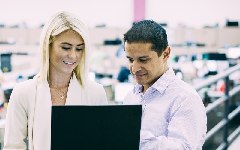 Twee IT-engineers werken op een laptop