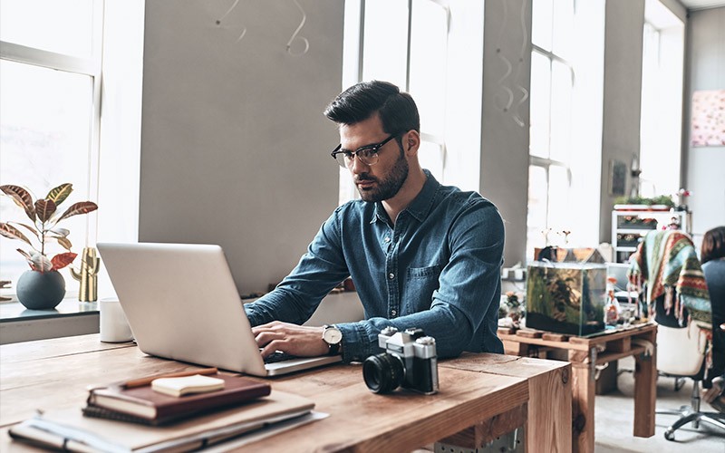 Een techneut bekijkt Veeam Veeam-klantoplossingen