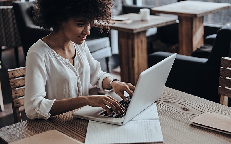 Een vrouw werkt in een ROBO-omgevingen op haar laptop
