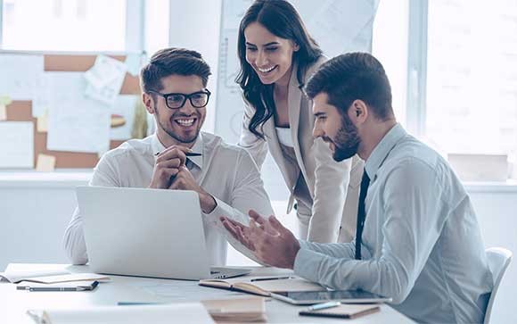 Groep collega's die samenwerken aan een project