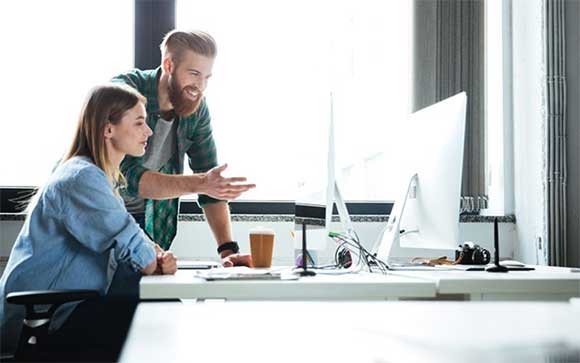 Twee collega's bekijken beelden op een monitor