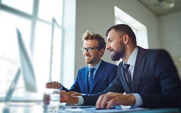 Twee mannen bekijken de VMware VSAN-functies