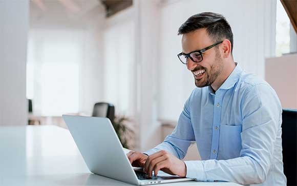 Een man leest de VMware vSAN White Paper op zijn laptop