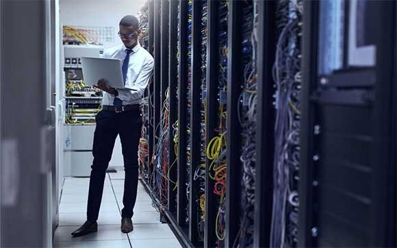 Een DevOp gebruikt VMware vSAN in een datacenter