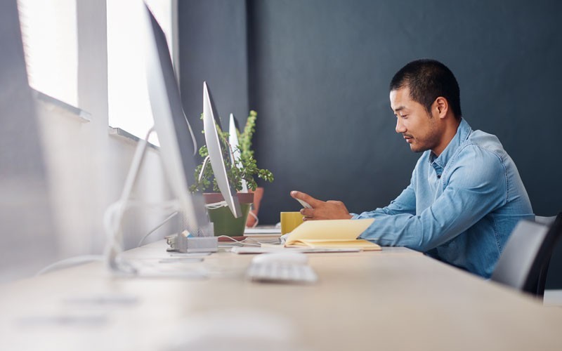 Man werkt aan zijn bureaublad op een monitor