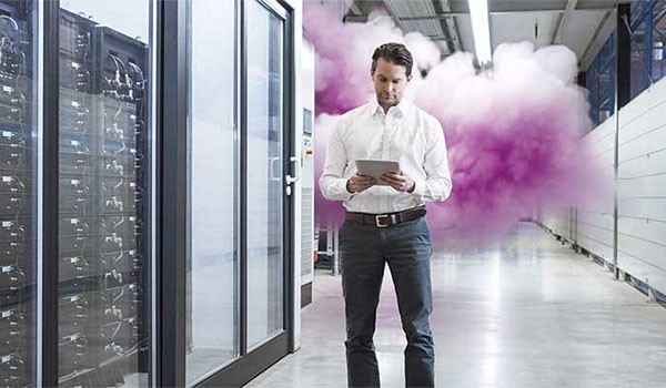 Een man met een tablet in een datacenter