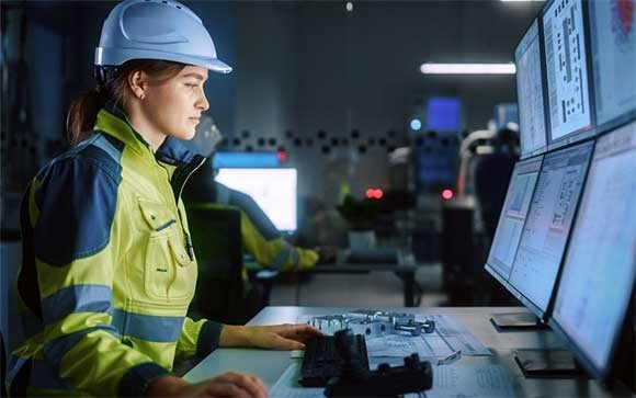 Een vrouwlijke ingenieur analyseert data